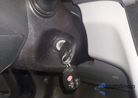 2015 Toyota Sienna Le 8 Passenger z USA, uszkodzony, nr VIN 5TDKK3DC4FS590380